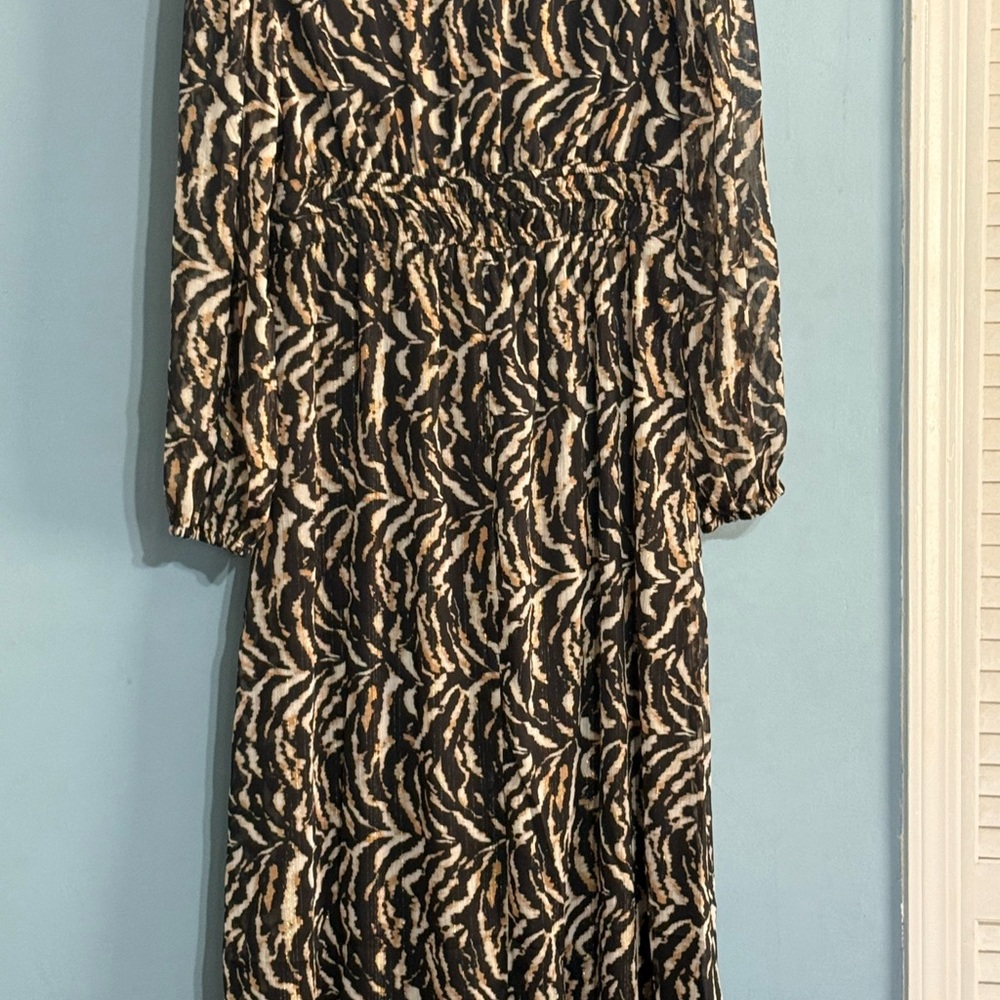 Sofia Vergara Black and Cream Sheath Dress with Long Bishop Sleeves and V-Neck - Picture 11 of 12